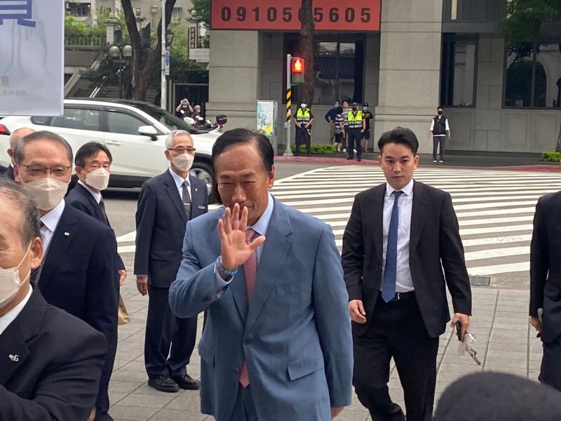 ▲郭台銘今前往中正紀念堂出席「2023年佛誕浴佛孝親感恩祈福會」，並於約5點30分率先入場。（圖／記者翁子竣攝，2023.05.14）