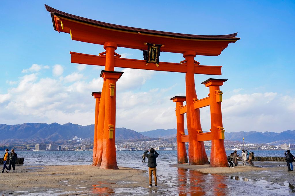 ▲日本石川縣珠洲市5月5日因地震被觀測到震度6強搖晃，至少7間神社內的鳥居被震倒。由於日本建築基準法沒有直接關於鳥居安全性的規定，業者及專家都建議制訂全國一致標準。（圖／美聯社／達志影像）