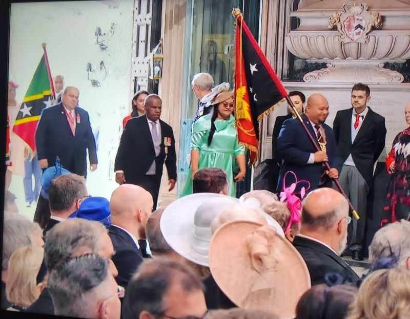 ▲巴布亞紐幾內亞外交部長特卡琴科（Justin Tkatchenko）與女兒等30位代表前往英國參加英王查爾斯三世的加冕典禮。（圖／翻攝自特卡琴科臉書）