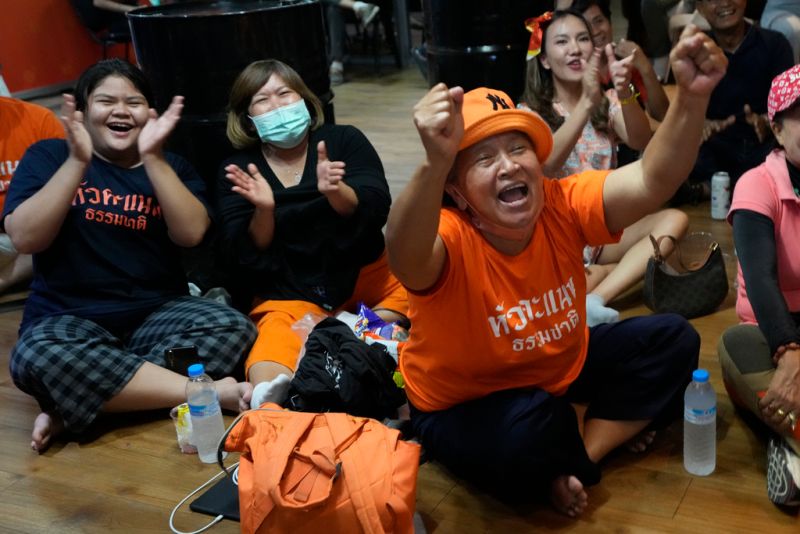 ▲泰國今年國會大選開票結果陸續公布，目前深受年輕人與改革勢力支持的反對派「為泰黨」與「前進黨」得票持續領先。（圖／美聯社／達志影像）