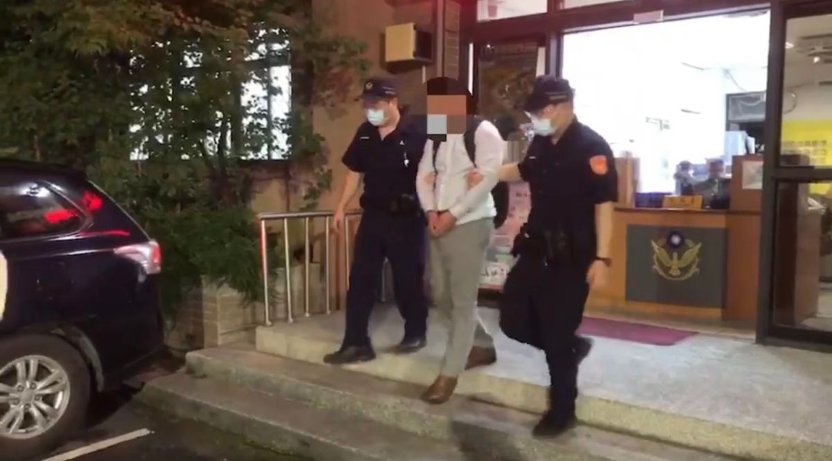 ▲警方組成專案小組，順利逮捕年僅23歲的詐騙集團車手，並起獲台幣30萬及手機。（圖／翻攝畫面）