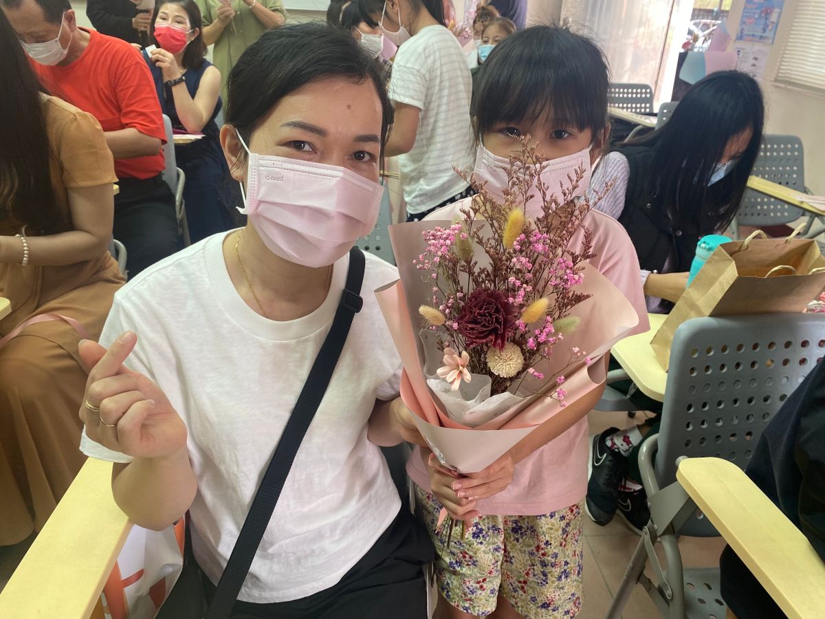 ▲孩子們獻上剛完成的花束，向媽媽說：「母親節快樂、媽媽我愛你！」，表達自己對媽媽的感謝及愛。（圖／移民署提供）