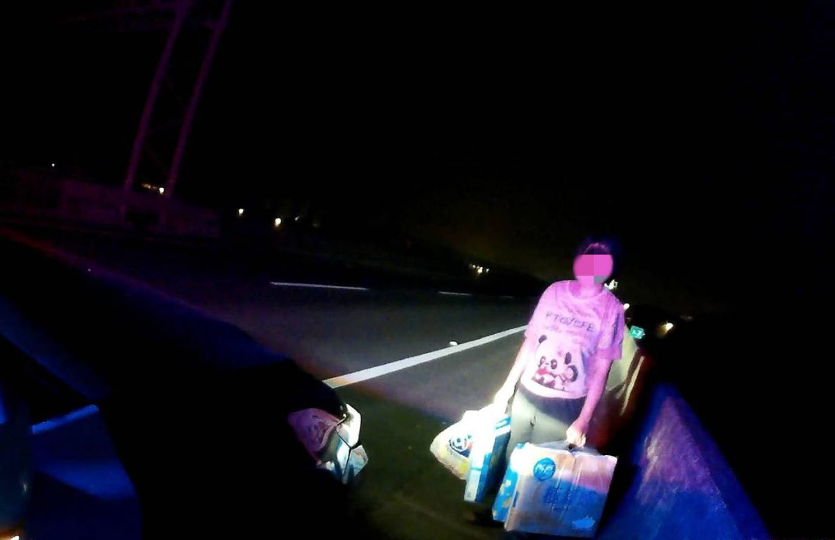 ▲婦人不慎迷路誤闖台61線快速道路觀音段高架路肩，桃園市警局大園分局員警獲報後立即前往關心查詢身分，並將她平安載返家。（圖／大園分局提供）