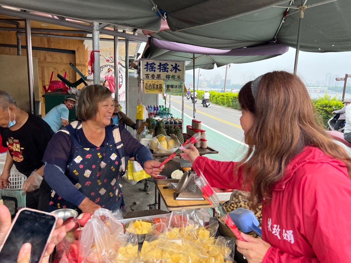 ▲不論每年母親節活動在忙，陳玫娟都會親自參與贈花活動，今年不僅選在蓮池潭畔贈送民及附近商家康乃馨，更與救國團團員們一起前往養護中心關懷長輩及贈花，傳遞關懷與溫情。（圖／高市議員陳玫娟提供）