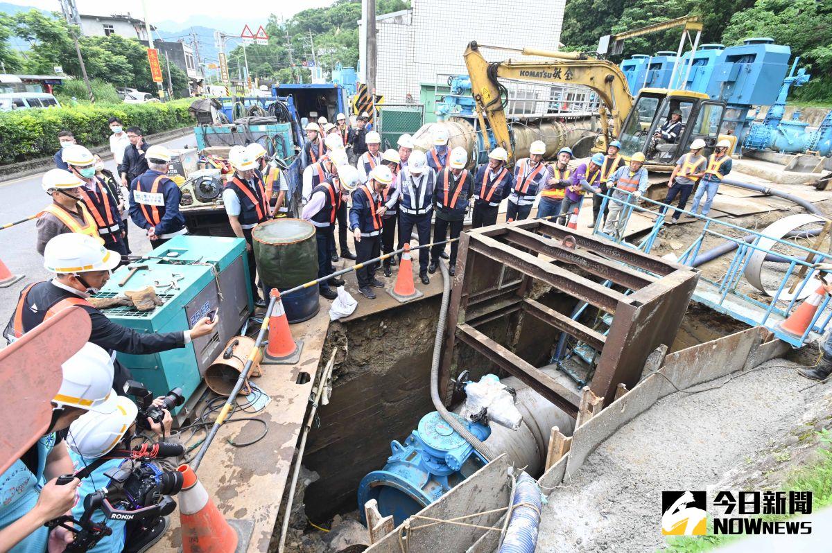 ▲張善政今天視察施工現場時表示，這是長痛不如短痛的作法，希望台水透過這次的維修，讓未來無預警及突發性的停水事件降到最低。（圖／記者李春台攝，2023.05.15）