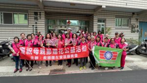 ▲陳玫娟與救國團團員們一起前往養護中心關懷長輩及贈花,傳遞關懷與溫情。(圖/高市議員陳玫娟提供) ▲陳玫娟與救國團團員們一起前往養護中心關懷長輩及贈花,傳遞關懷與溫情。(圖/高市議員陳玫娟提供)