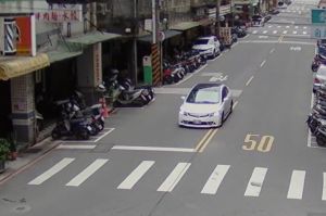 ▲陳男夥同2共犯攻擊賴女、強押人上車,圖為犯案用車輛。(圖/翻攝畫面) ▲陳男夥同2共犯攻擊賴女、強押人上車,圖為犯案用車輛。(圖/翻攝畫面)