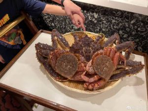 ▲汪小菲在S Hotel舉辦慶生趴,並準備超大帝王蟹宴客。(圖/翻攝自汪小菲微博) ▲汪小菲在S Hotel舉辦慶生趴,並準備超大帝王蟹宴客。(圖/翻攝自汪小菲微博)