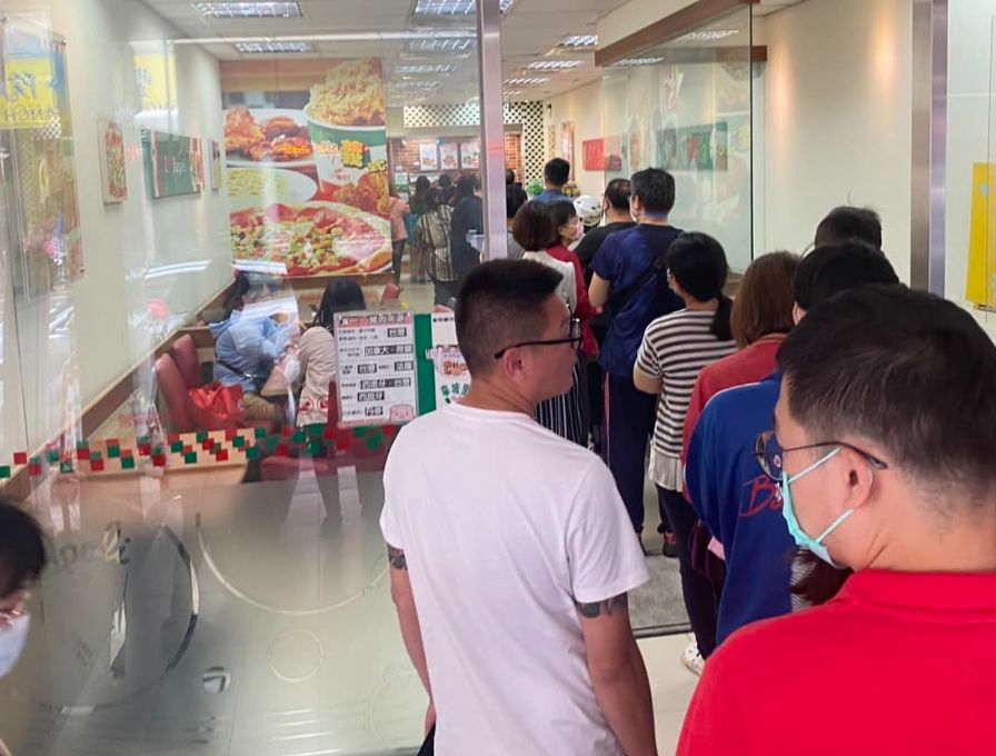 ▲母親節當天，披薩店出現大排長龍的現象。（圖／《爆廢公社》）