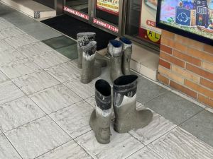 工人進超商只穿襪！門口見「3雙水泥雨鞋」被讚翻：態度決定高度
