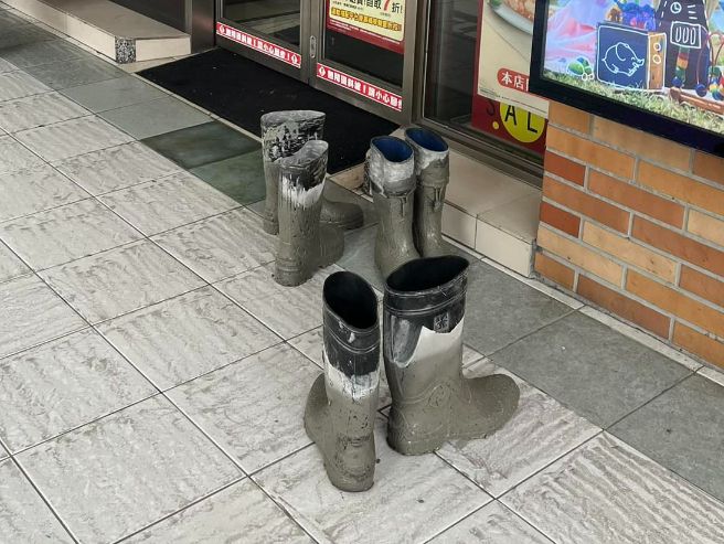 ▲超商門口的3雙水泥雨鞋，背後超暖心意曝光。（圖／翻攝路上觀察學院臉書）