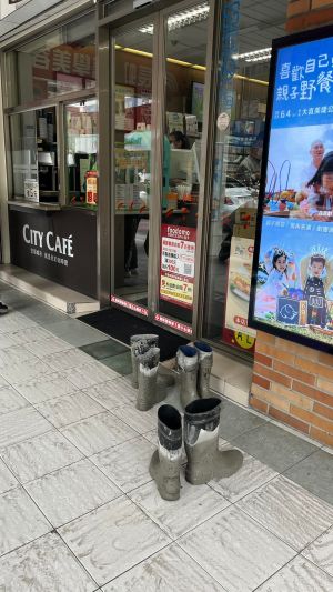 ▲3名工人把沾滿水泥的雨鞋脫放在門口，體貼行為被讚暴。（圖／翻攝路上觀察學院臉書）