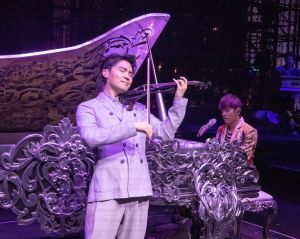 ▲音樂家陳銳（左）與周杰倫合奏〈最偉大的作品〉。（圖／杰威爾提供）