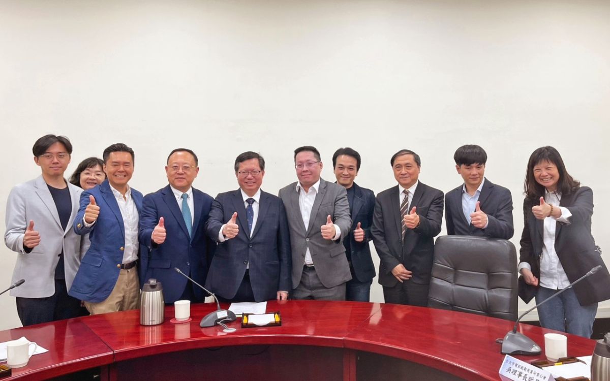 ▲行政院副院長鄭文燦（左5）邀戲院代表攜手，推出文化成年禮金「青春限定獨享優惠」，盼國片票房增3成。（圖／文化部提供）