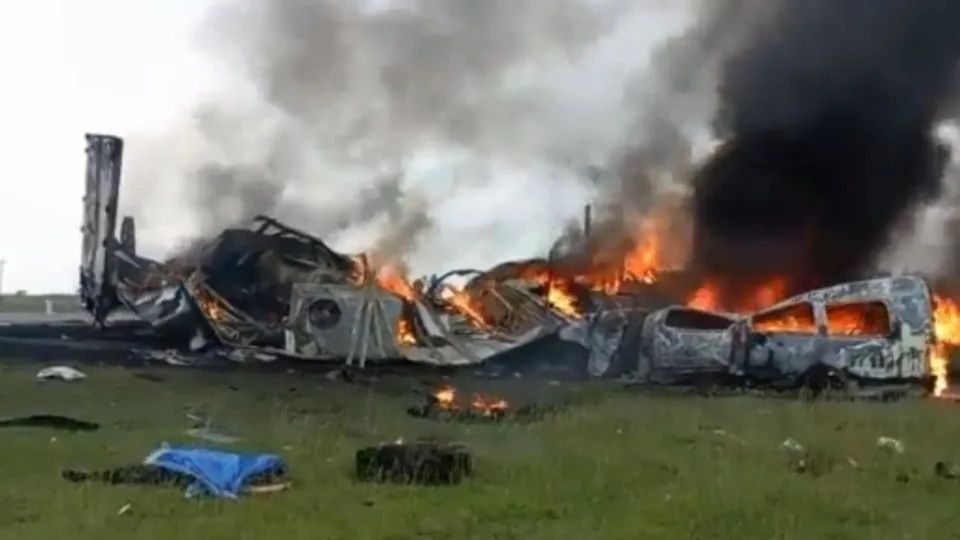 ▲首頁 / 國際墨西哥高速公路車禍 已知26人喪命2023/5/15 12:07（5/15 12:33 更新）墨西哥北部塔茅利巴斯州高速公路14日發生車禍，26人喪命。（圖／翻攝自El Expreso Noticias 推特 @ExpresoNoticia）