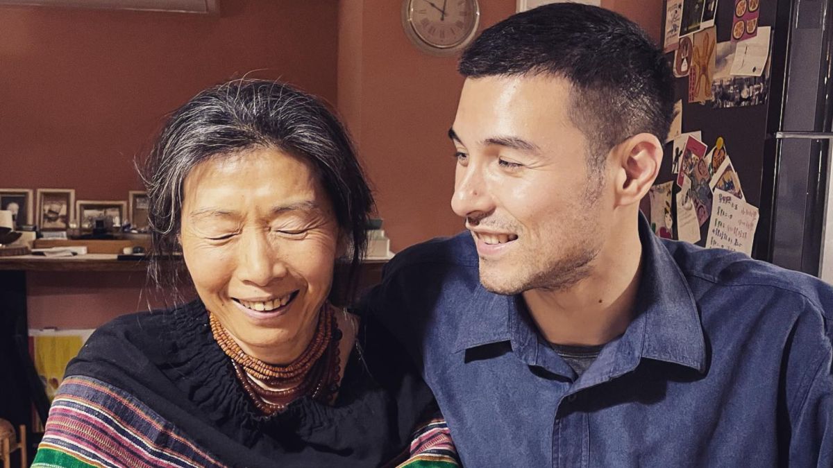 ▲鳳小岳分享與藝術家母親孫麗翠（左）合照。（圖／翻攝自鳳小岳臉書）