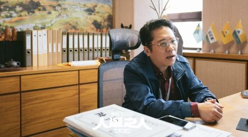 ▲卜學亮飾演的「高振綱」是公正黨副秘書長，象徵坐擁高位的老派政客。（圖／翻攝自Netflix）