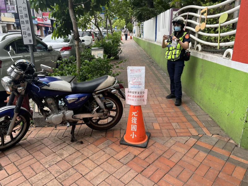 ▲台中市警察局執行加強取締「人行道違規停車與違規臨時停車」行為，15日公布，從5月1日到14日共取締9910件；呼籲民眾不要貪圖一時便利違規停車。（警方提供）中央社記者郝雪卿傳真 112年5月15日