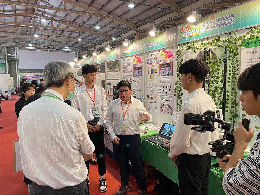 ▲崑山科大機械系同學賴品亦向評審委員說明作品（圖／崑山科大提供）