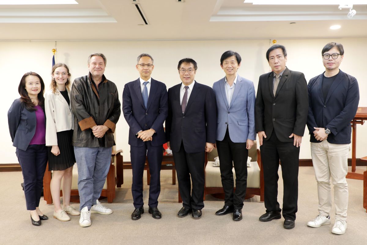 ▲荷蘭在台辦事處代表譚敬南(左四)今偕同荷蘭辦事處經濟處副處長陳香吟(左一)、資深政策事務官溫麗颯(左二)，以及台洋劇團羅斌博士(左三)蒞台南市府拜會市長黃偉哲（圖／台南市政府提供）