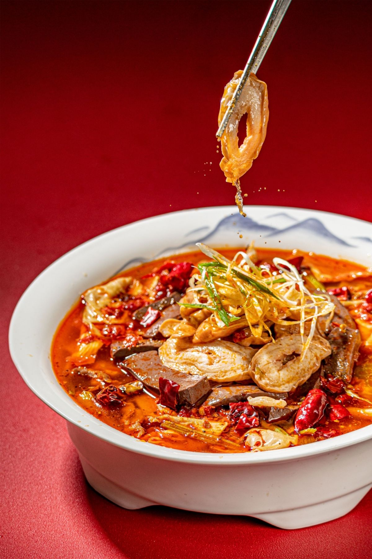 ▲台中印月餐廳強打麻辣料理，蒐集了9菜型25道名菜，道道各有不同麻辣風味，夏日吃辣消暑很過癮。（圖／印月提供）