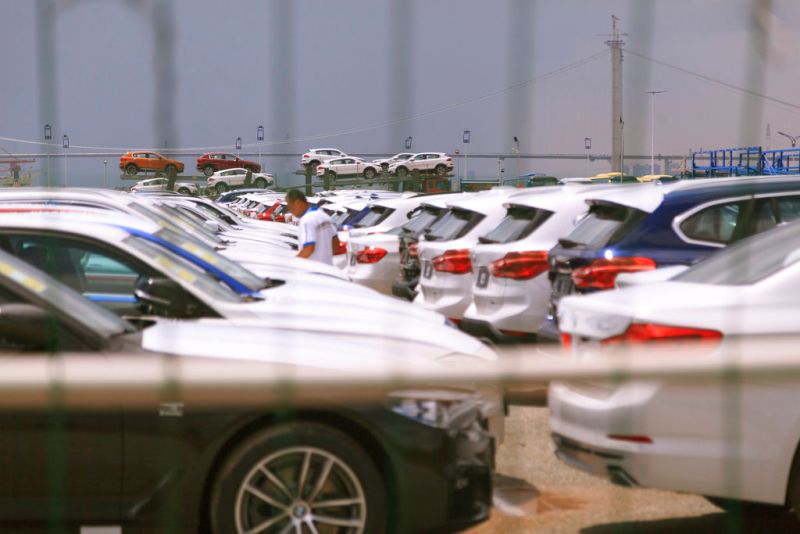 ▲今年第1季，中國汽車出口量達到約107萬輛，超越日本成為全球第一大汽車出口國。圖為停放在廣州準備出口的汽車。（圖／美聯社／達志影像）