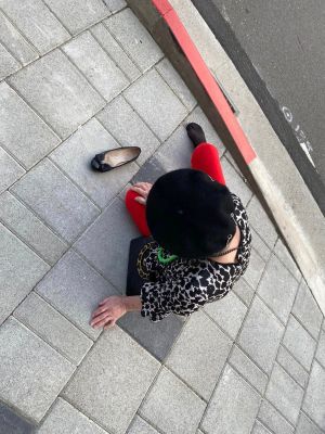 ▲陳鴻拍下媽媽跌倒的照片作為證據，呼籲新竹市府相關單位應重視此問題。（圖／陳鴻FB）