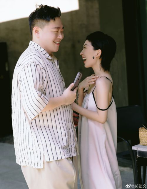▲郝劭文老婆(右)穿著小禮服,相當有氣質。(圖/翻攝自郝劭文微博) ▲郝劭文老婆(右)穿著小禮服,相當有氣質。(圖/翻攝自郝劭文微博)