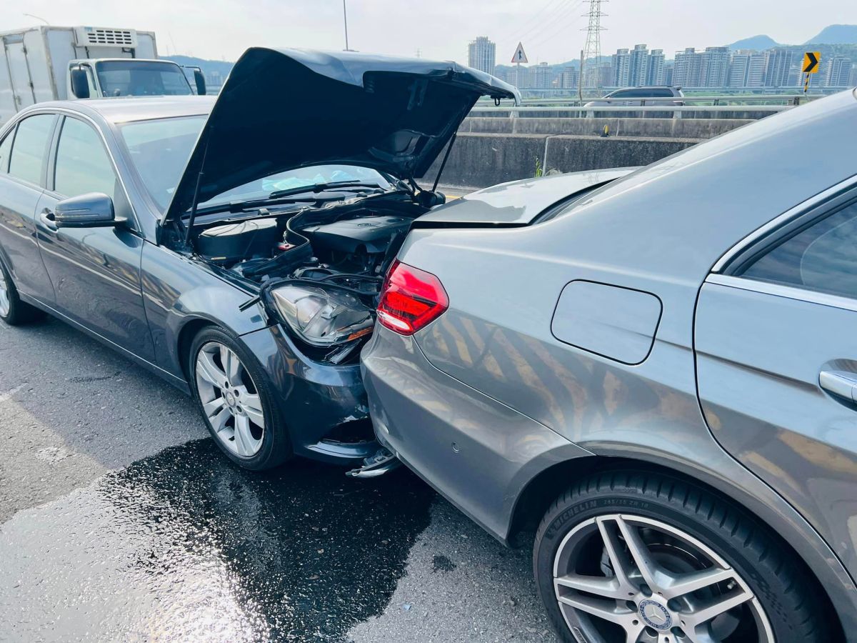 ▲藝人陳冠霖15日發生車禍，等紅燈時遭到後方女駕駛嚴重追撞，而且完全沒有煞車，幸好最後人沒事，但車子至少得維修2個月。（圖／陳冠霖FB）