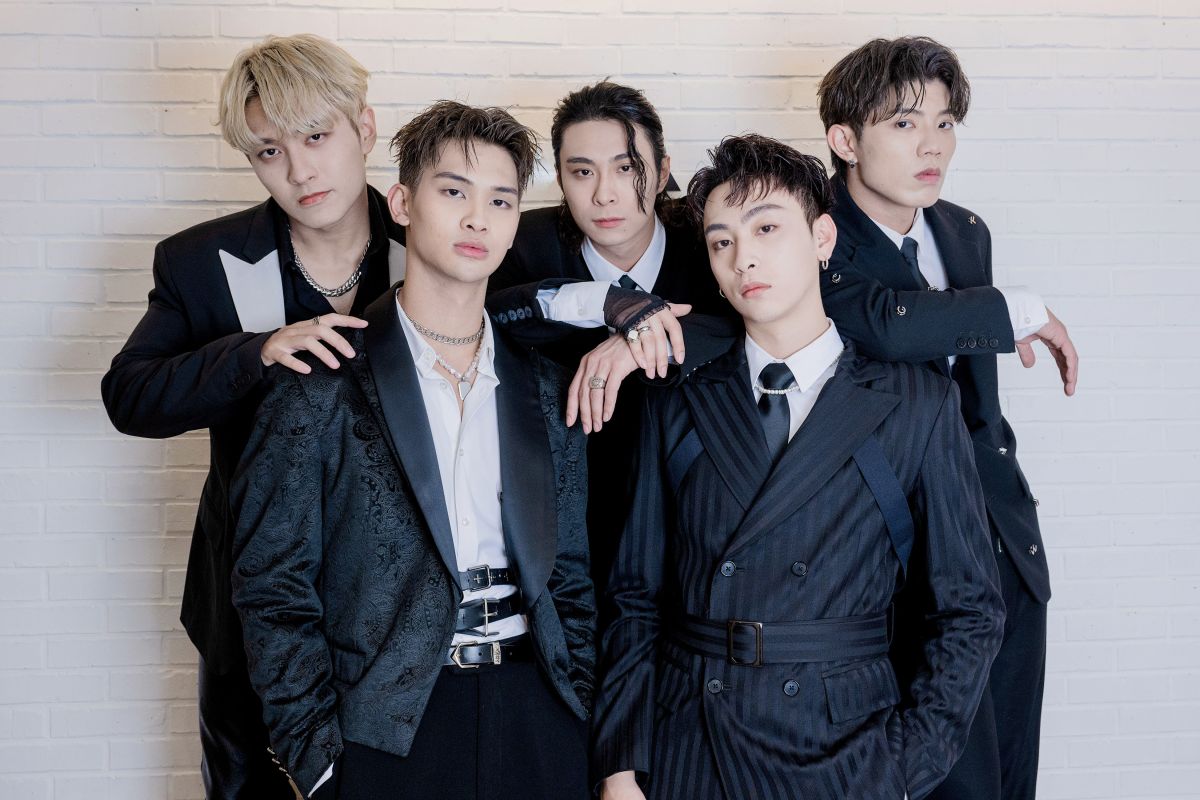 ▲全方位實力男團FEniX成員夏浦洋、曹家齊（前排左至右），以及李承隆、MAX徐彭臒與陳峻廷（後排左至右）正式推出首張同名專輯。（圖／LiTV、踢帕娛樂提供）