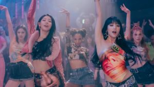 ▲(G)I-DLE薇娟（左）、Minnie在《Queencard》MV性感熱舞。（圖／翻攝(G)I-DLE YouTube）