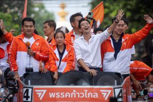 ▲泰國大選，具有改革理想的前進黨拿下最多席有望組閣。前進黨15日在曼谷老城區以車隊掃街謝票，人潮把馬路擠到水洩不通。（圖／美聯社／達志影像）