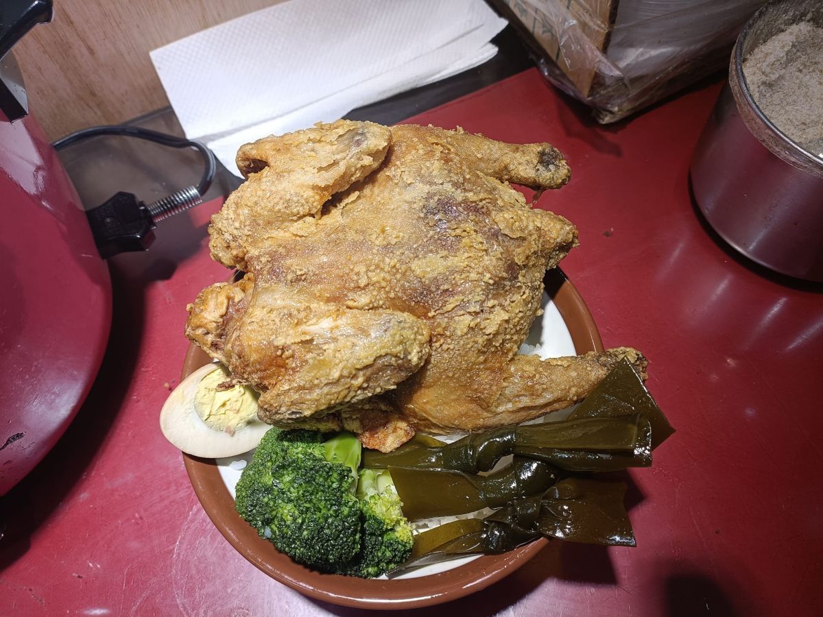 ▲近日在社群上卻出現隱藏的超值美食，主打買便當送炸全雞，一個僅要價130元。（圖/鵝有雞燴龍元店臉書）