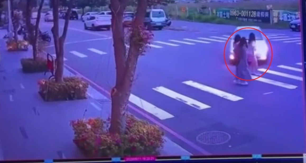 ▲台中一輛轎車看見行人走在斑馬線上，仍猛踩油門加速左轉，險些釀成車禍。（圖／翻攝畫面）