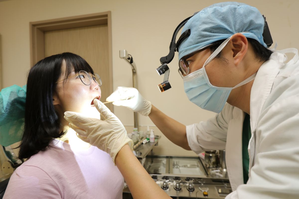 ▲醫師檢查民眾喉嚨健康狀況。(圖／非當事人醫院提供2023.5.16)