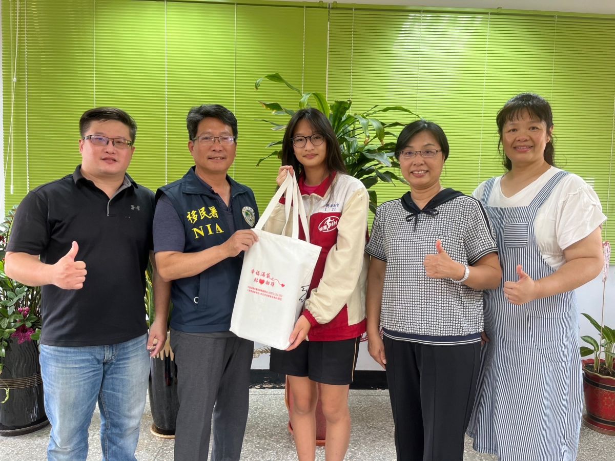 ▲苗栗縣新住民二代裴沛綺（中）。（圖／移民署提供）