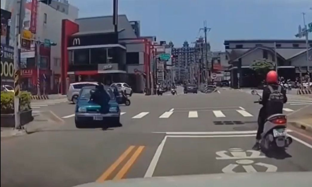 ▲桃園男子走在斑馬線過馬路時，遭一台右轉車輛撞飛。（圖／翻攝重機車友 ❘ 各區路況天氣、資訊分享中心臉書）