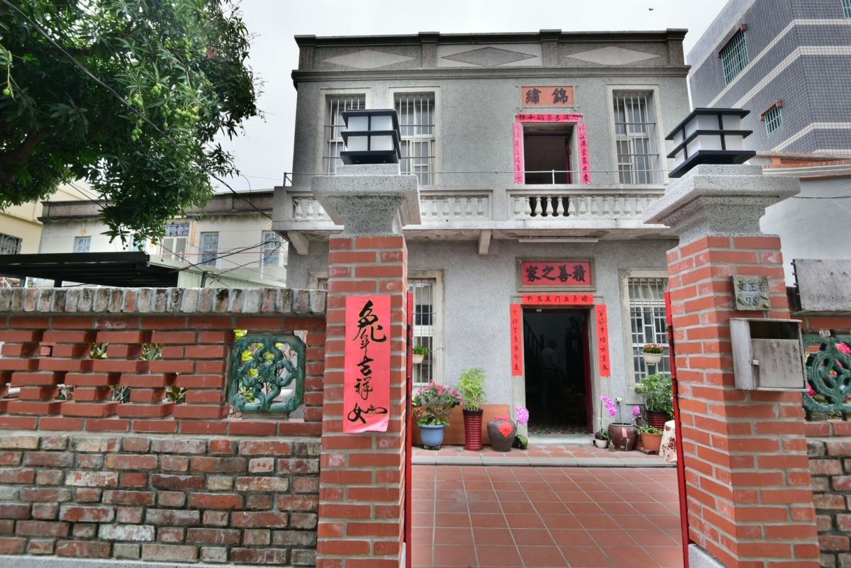 ▲「錦繡老屋」位於旗津區文正巷78號，是一棟2層樓的洋房，紅瓦、馬背、雨批，為閩式建築元素，二樓陽台的瓶形矮欄和屋內的線板，則是日式裝飾風格，值得保存。（圖／高市府提供）