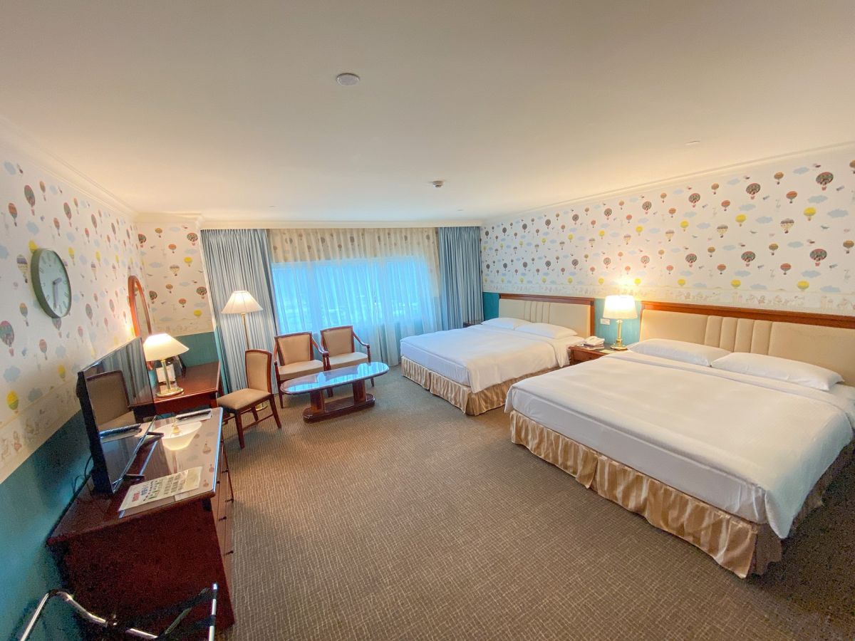 ▲長榮酒店線上旅展買20張88折，平日使用1張聯合住宿券可選擇長榮桂冠酒店（基隆）標準樓層山景雙人房一晚。（圖／長榮酒店提供）