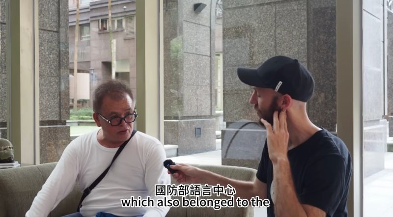 ▲美國YouTuber賴泰迪（Teddy Lai）日前在街頭上進行訪問，結果意外問到擁有「台灣英語教父之稱」的賴世雄。（圖/賴泰迪YT）
