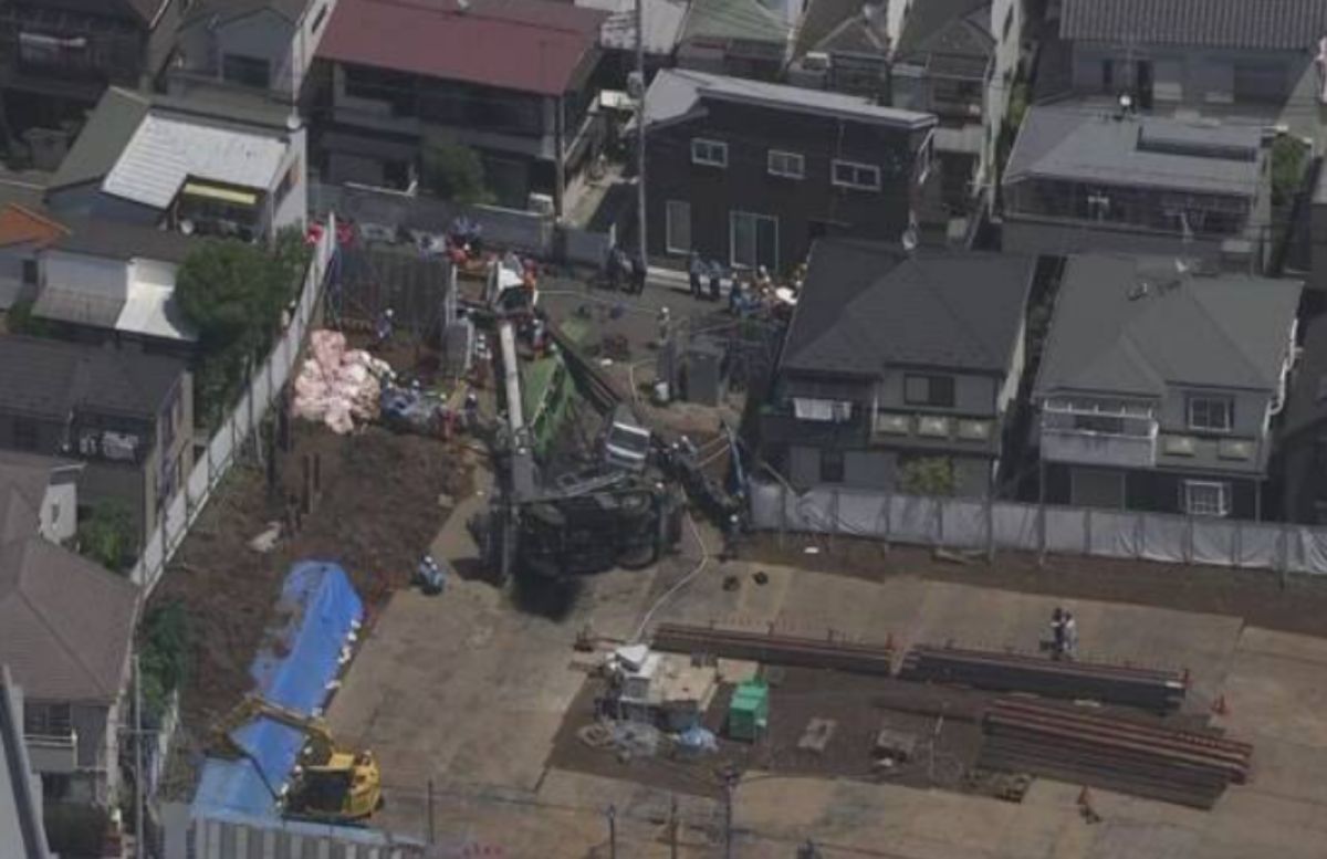 ▲日本東京都品川區一處工地今天發生大型吊車翻覆壓毀廂型車及卡車等3輛車的工安意外。（圖／翻攝自NHK）