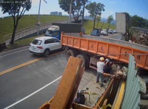 ▲連結車雙黃線左轉，騎士閃避不及當場撞上，安全帽卡在車斗上。（圖／翻攝自《爆廢公社》）