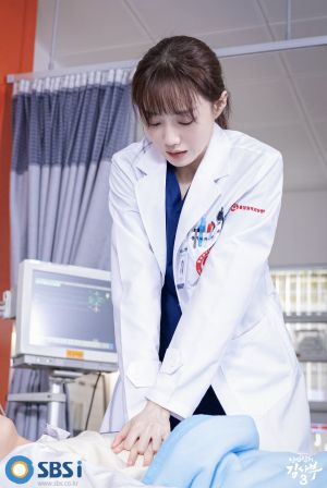 ▲李聖經在《浪漫醫生金師傅3》飾演胸腔外科醫生車恩彩。（圖／SBS）