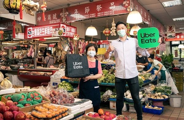 ▲Uber Eats 將推出「週三瘋生鮮」，攜手超市、量販、傳統市場於每週三提供超過30種熱門蔬果、肉品6折起的優惠。（圖／Uber Eats提供）