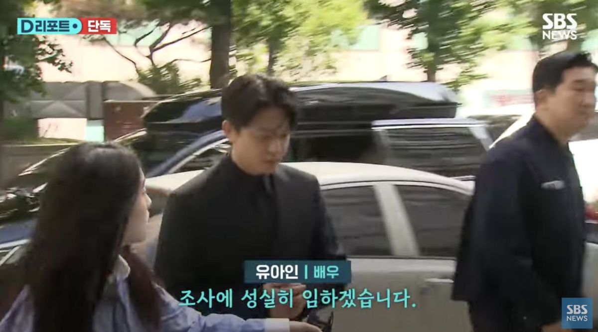 ▲劉亞仁（左二）一再拒絕傳喚調查，在警方表示考慮申請逮捕令後，終於在今日現身警局。（圖／翻攝自「SBS뉴스」YouTube）