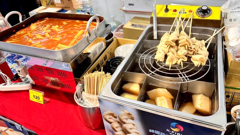 ▲家樂福新店店將韓國街頭美食搬進賣場，炒年糕、魚板、熱狗通通都有。（圖／業者提供）