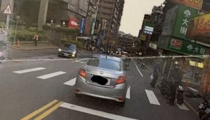 收到未禮讓3600罰單!車主見照片「斑馬線行人」喊冤 兩派吵翻了