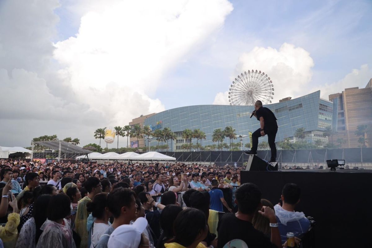 ▲2025高雄啤酒音樂節今（4）登場，將有韓星TWICE娜璉、MAMAMOO頌樂和輝人等超強韓星卡司登台，本文整理卡司、節目表、現場票價位、交通等資訊一次看。圖為往年盛況（圖／翻攝高雄啤酒節官網）