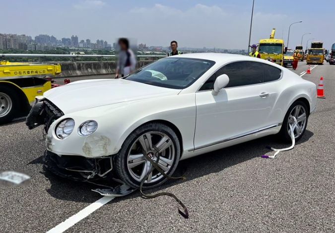 ▲千萬賓利Continental GT車頭幾乎全毀，維修費初估約200至300萬元。（圖／翻攝畫面）