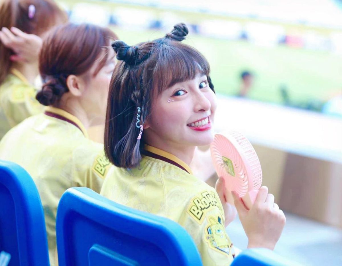 ▲啦啦隊女神峮峮（吳函峮）近日曬出美照，不過當她一抬手，卻意外走光，讓純白小可愛露出。（圖／翻攝峮峮IG）